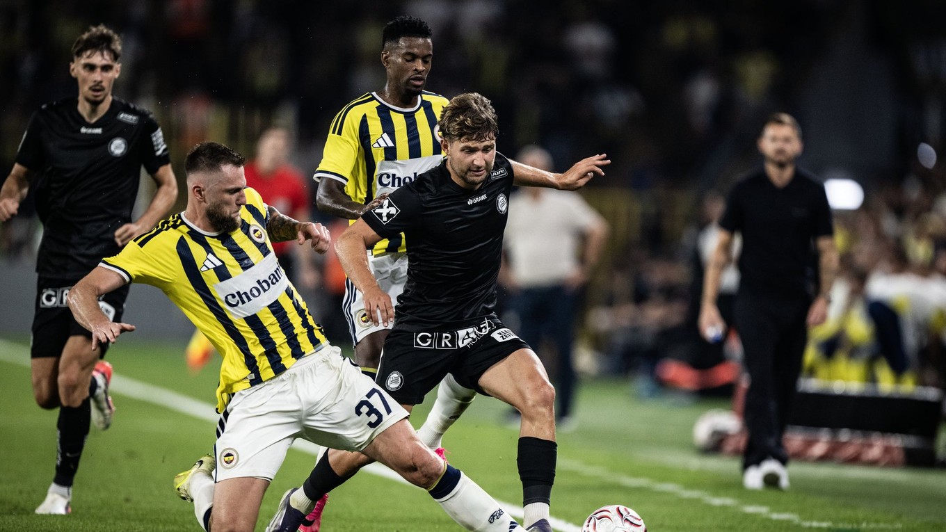 Slovenský futbalista v drese Fenerbahce Istanbul Milan Škriniar (druhý zľava) a hráč SK Sturm Graz Simon Seidl počas prvého zápasu 3. predkola Ligy majstrov. 