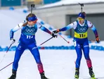 Slovenská biatlonistka Anastasia Kuzminová (vľavo), ktorej odovzdáva štafetu Paulína Bátovská Fialková (vpravo) počas zmiešanej štafety na 4x6 km na zimných olympijských hrách v Anterselve 