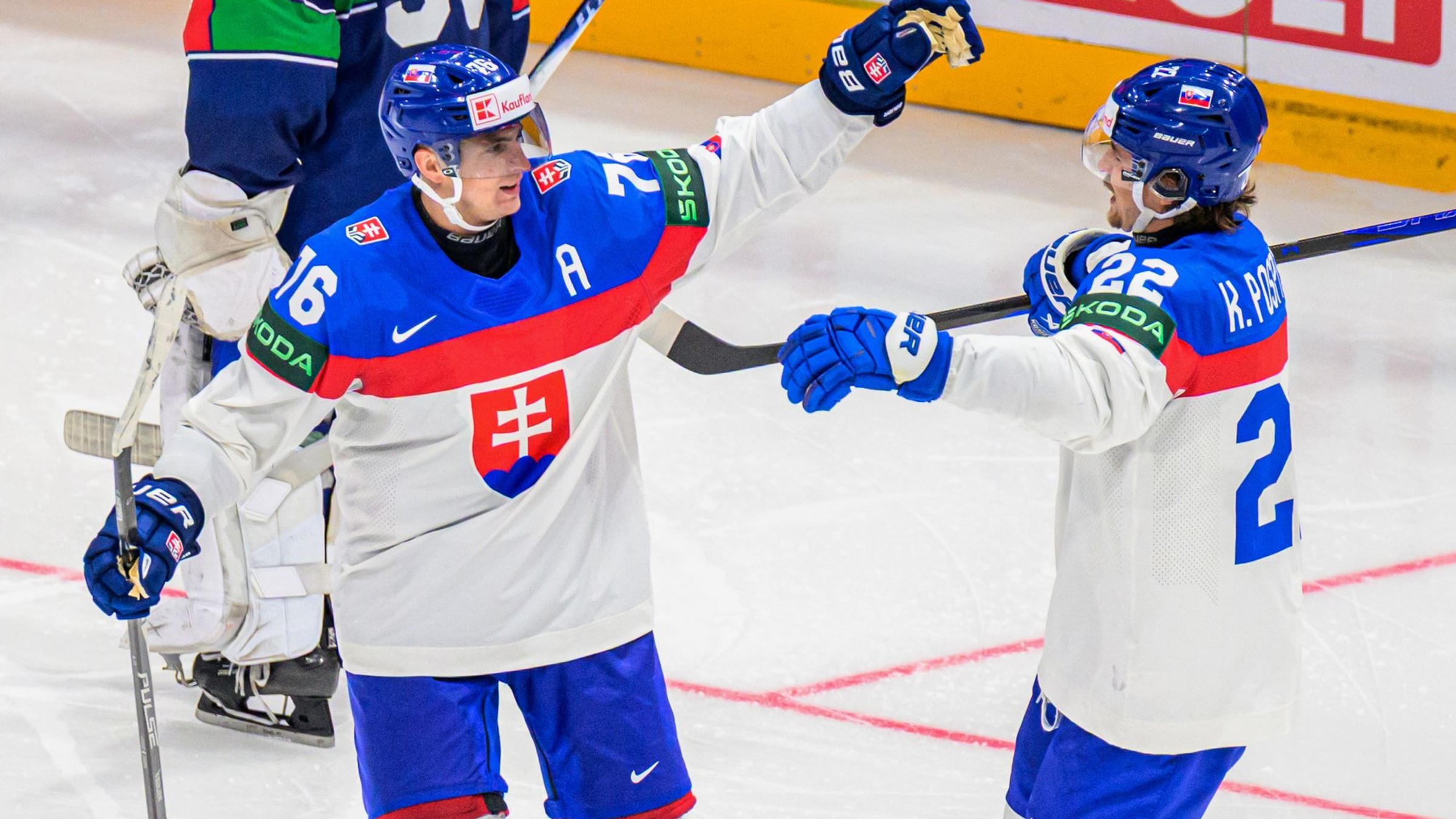 Kristán Pospíšil (vpravo) sa teší z gólu s bratom Martinom v zápase proti Taliansku na MS 2026.