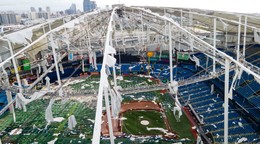 Na štadióne Tropicana Field spadla strecha. 