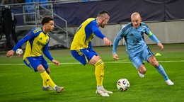 Na snímke zľava Kai Brosnan, Matej Čurma (obaja Michalovce) a Vladimír Weiss ml. (Slovan)
