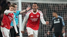 Arsenal oslavuje gól.  