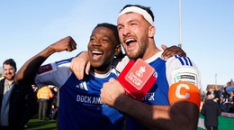 Isaac Buckley-Ricketts a Paul Dawson oslavujú triumf Macclesfieldu