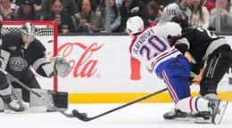 Útočník Montrealu Juraj Slafkovský strieľa gól v zápase proti Los Angeles. 