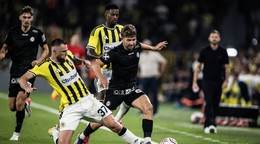 Slovenský futbalista v drese Fenerbahce Istanbul Milan Škriniar (druhý zľava) a hráč SK Sturm Graz Simon Seidl počas prvého zápasu 3. predkola Ligy majstrov. 