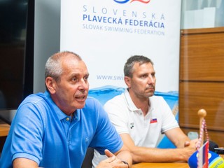 Zľava prezident Slovenskej plaveckej federácie Ivan Šulek a tréner plaveckej reprezentácie SR Roman Havrlant.