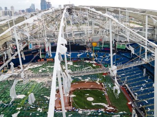 Na štadióne Tropicana Field spadla strecha. 