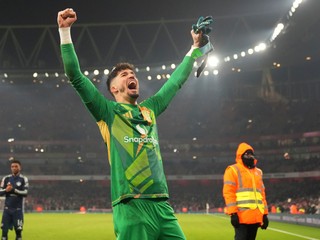 Brankár Altay Bayindir sa teší po úspešnom penaltovom rozstrele v zápase Arsenal FC - Manchester United v 3. kole FA Cupu.