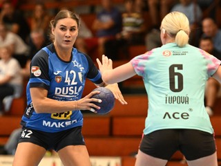 Slovenská hádzanárka Karin Bujnochová (vľavo) v zápase Šaľa - Písek v 1. kole MOL ligy.