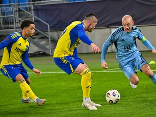 Na snímke zľava Kai Brosnan, Matej Čurma (obaja Michalovce) a Vladimír Weiss ml. (Slovan)