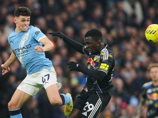 Hráč Manchestru City Phil Foden (vľavo) a Wilfried Gnonto z Leedsu v súboji o loptu 