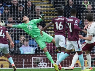 Martin Dúbravka inkasuje po hlavičke Declana Ricea.