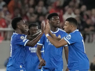 Kylian Mbappé oslavuje so spoluhráčmi gól v sieti Olympiakosu.