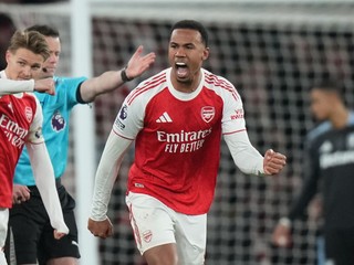 Arsenal oslavuje gól.  