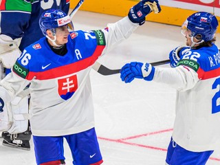 Kristán Pospíšil (vpravo) sa teší z gólu s bratom Martinom v zápase proti Taliansku na MS 2026.