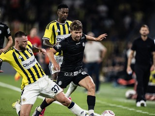 Slovenský futbalista v drese Fenerbahce Istanbul Milan Škriniar (druhý zľava) a hráč SK Sturm Graz Simon Seidl počas prvého zápasu 3. predkola Ligy majstrov.