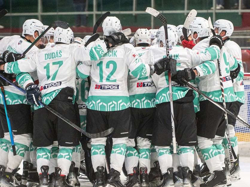 Hráči Skalice sa tešia z gólu.