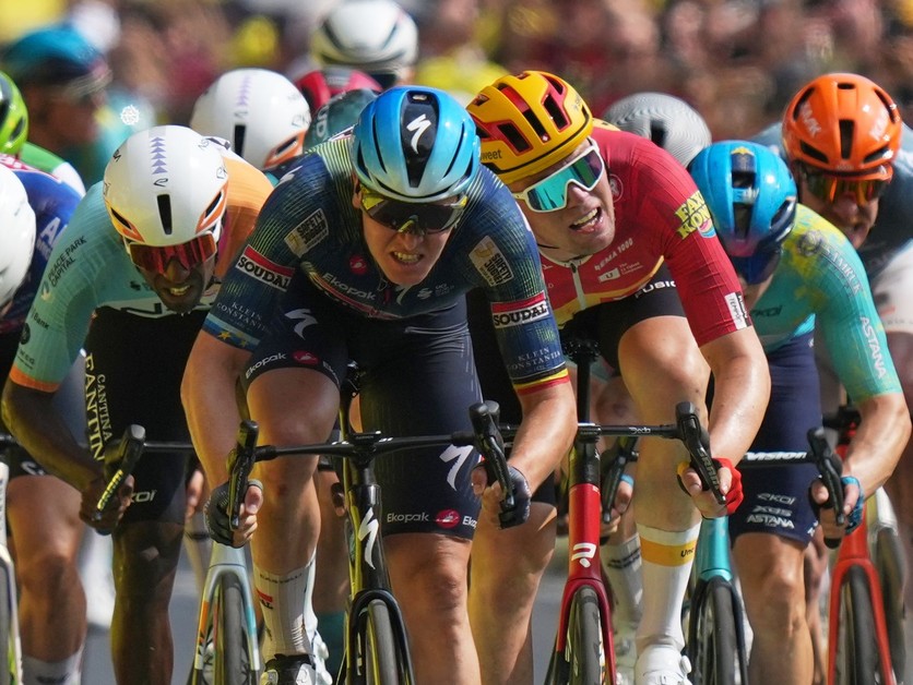 Cyklisti počas Tour de France 2026.