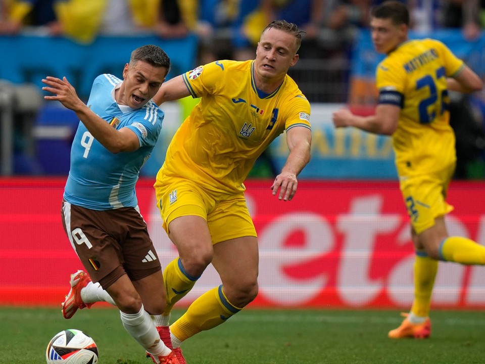 Leandro Trossard a Roman Yaremchuk počas zápasu Ukrajinna - Belgicko na EURO 2024. 