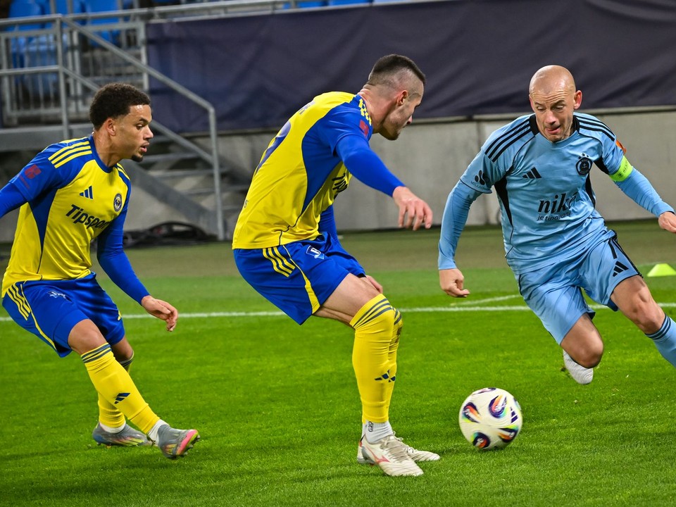 Na snímke zľava Kai Brosnan, Matej Čurma (obaja Michalovce) a Vladimír Weiss ml. (Slovan)