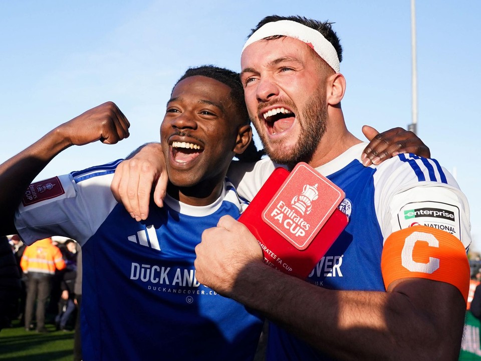 Isaac Buckley-Ricketts a Paul Dawson oslavujú triumf Macclesfieldu