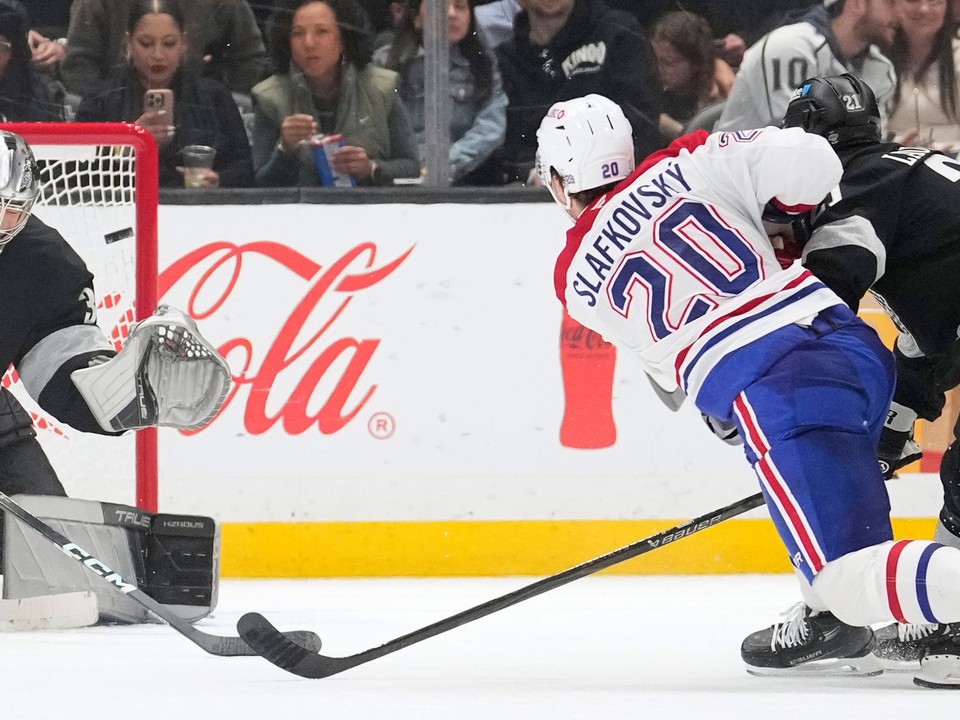 Útočník Montrealu Juraj Slafkovský strieľa gól v zápase proti Los Angeles. 