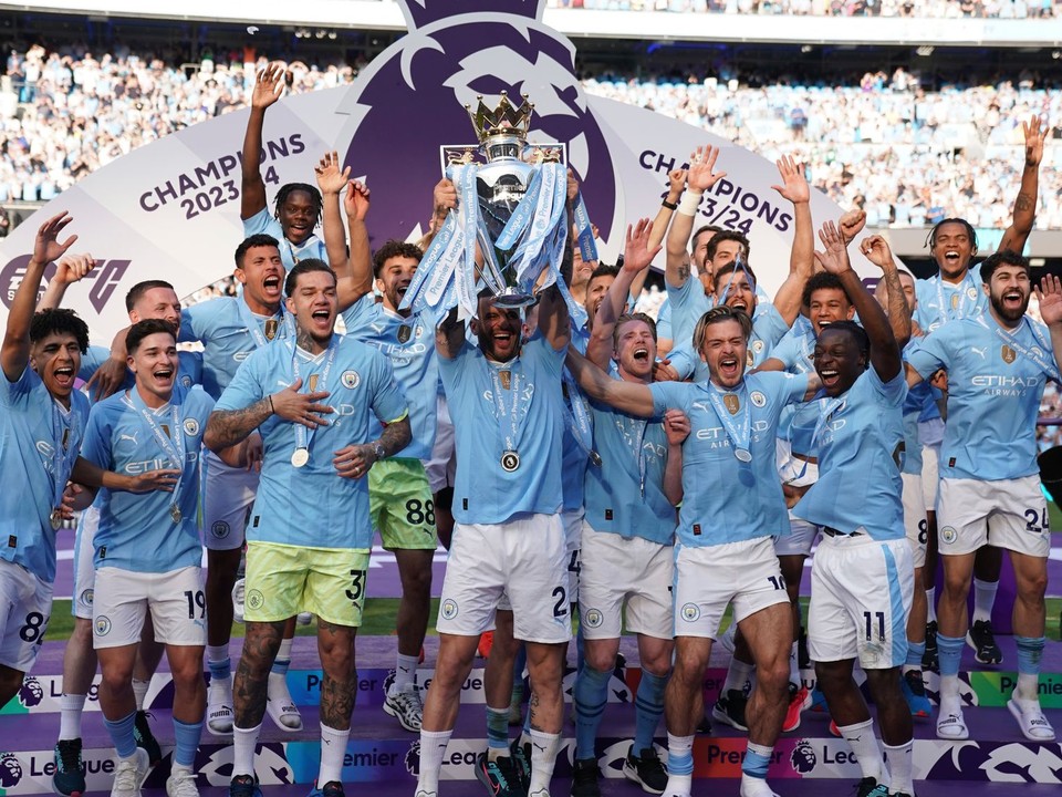 Hráči Man City oslavujú po zisku titulu v roku 2024.