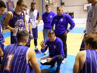 Tréner Štefan Svitek a basketbalisti tímu Spišskí Rytieri.