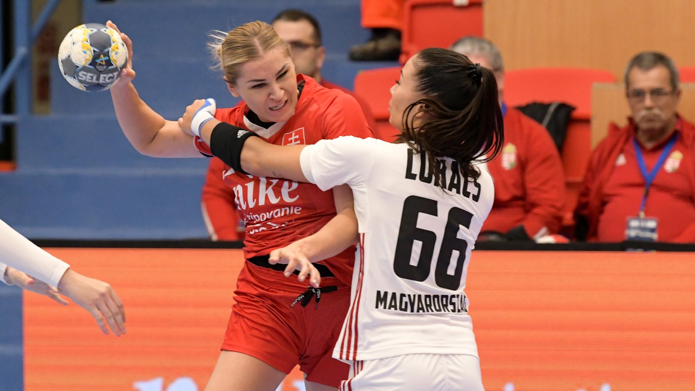 Simona Szarková (v červenom) v zápase proti Maďarsku. 