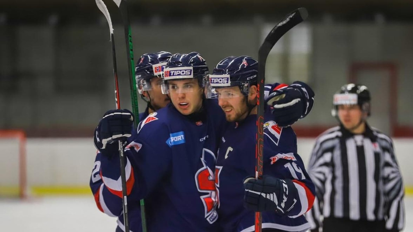 Hráči B-tímu hokejového Slovana.