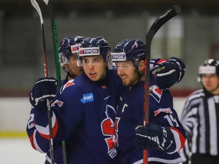 Hráči B-tímu hokejového Slovana.