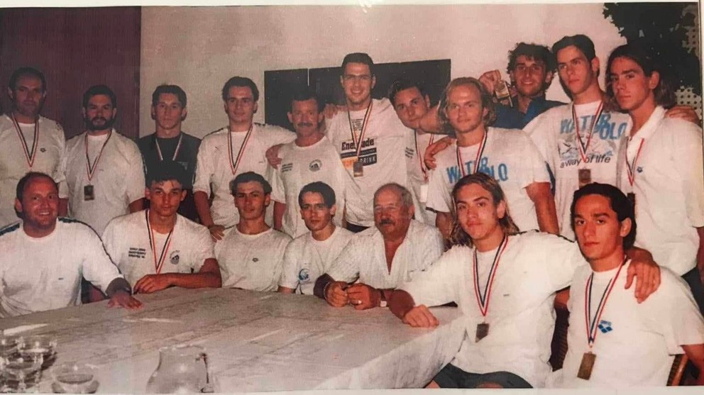 Bronzový tím z MS juniorov 1995. Stojaci zľava: Tréner Ondrej Gajdáč, asistent trénera Pavol Sirotný, Martin Kertész, Tomáš Dolný, lekár Dušan Holas, Štefan Gergely, Marcel nagy, Patrik Kedro, Gejza Gyurcsi, Michal Gergely, Peter Holas. Sediac zľava: šéf SZVP Vlastimil Kratochvíl, Marian Prostredný, Peter Nižný, Milan Cipov, vedúci družstva Štefan Fekete, Dušan Holas, Gabriel Gallovich.