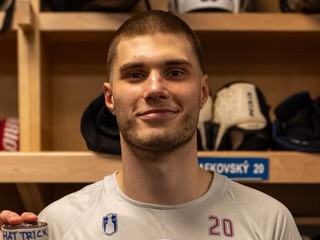 Juraj Slafkovský s pukom po hetriku do siete Tampy Bay v prvom zápase play-off 2025/26. 