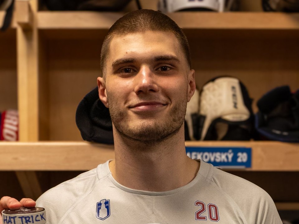 Juraj Slafkovský s pukom po hetriku do siete Tampy Bay v prvom zápase play-off 2025/26. 