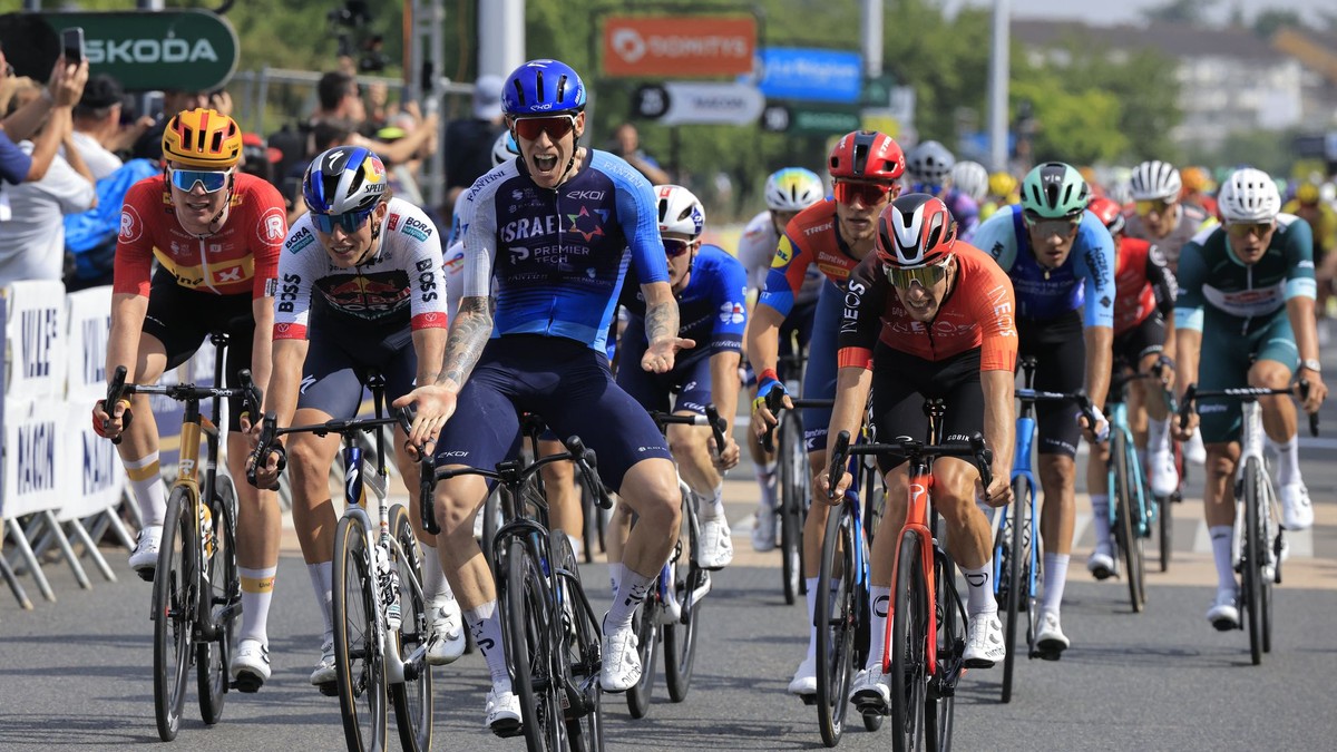 Jake Stewart z Israel - Premier Tech sa teší po víťazstve v 5. etape na Critérium du Dauphiné 2025.