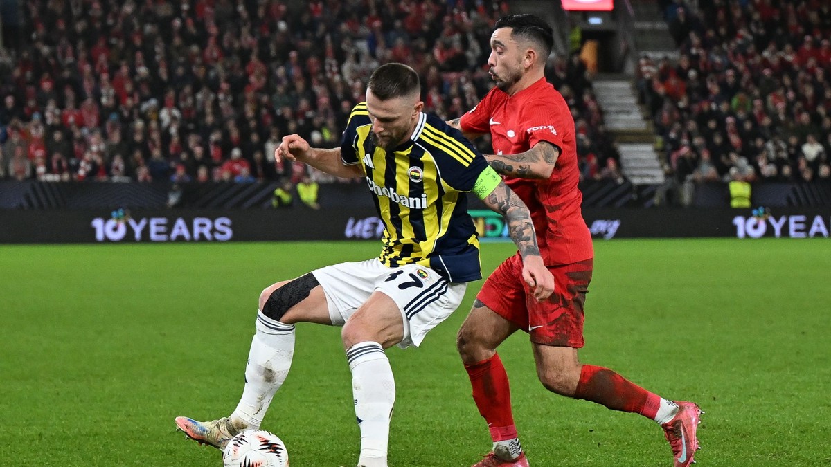  Slovenský futbalista Milan Škriniar (vľavo) z Fenerbahce Istanbul.
