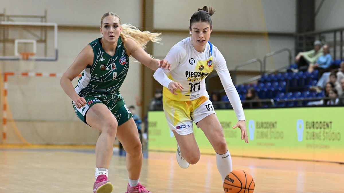 Vpravo hráčka Piešťan Alexandra Buknová a hráčka Šamorína Vira Hrymaliuková počas zápasu 1. kola nadstavbovej časti