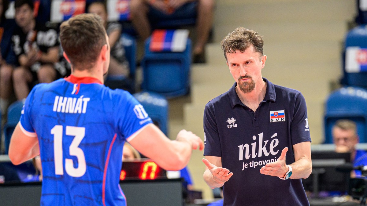 Na snímke zľava Jakub Ihnát (Slovensko) a hlavný tréner Slovenska Michal Masný.