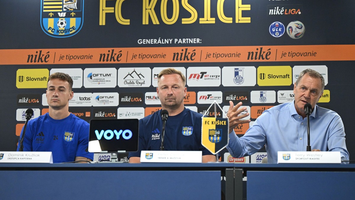 Na snímke sprava športový riaditeľ futbalového klubu FC Košice Terry Westley, tréner klubu Peter Černák a zástupca kapitána Dominik Kružliak.