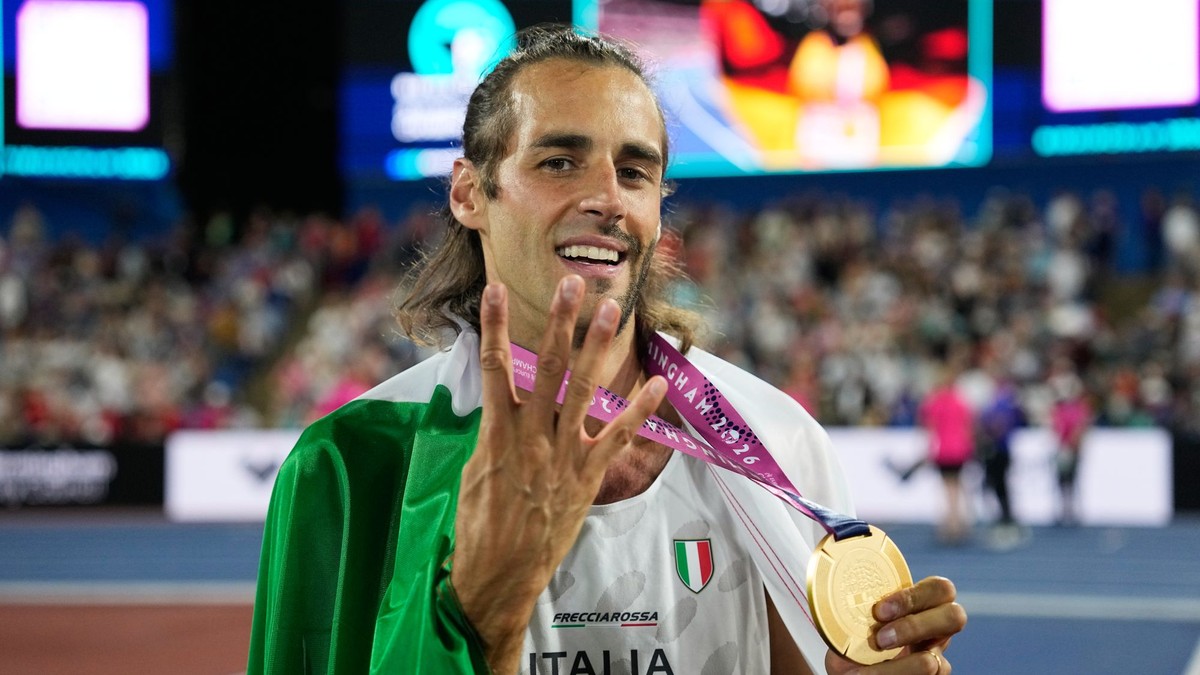 Gianmarco Tamberi oslavuje zisk zlatej medaily na ME v atletike 2026.