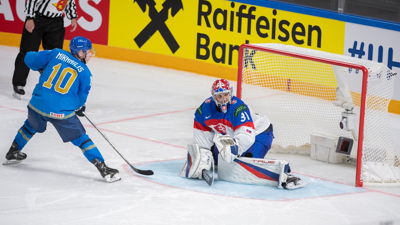 Útočník Nikita Michailis premieňa samostatný nájazd v zápase Slovensko - Kazachstan na MS v hokeji 2023.