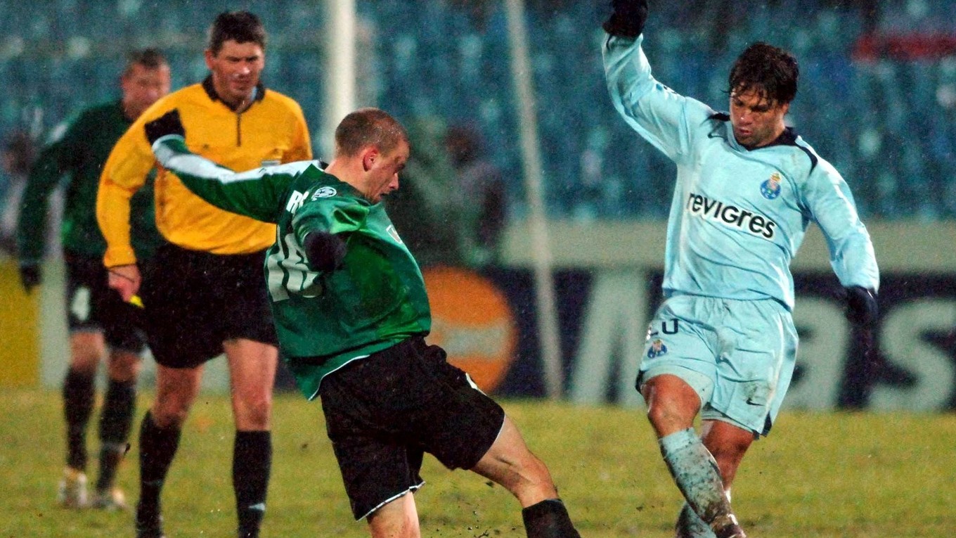 Lukáš Hartig (vľavo) a Diego v zápase Artmedia Bratislava - FC Porto v skupine H Ligy majstrov 2005/2006.