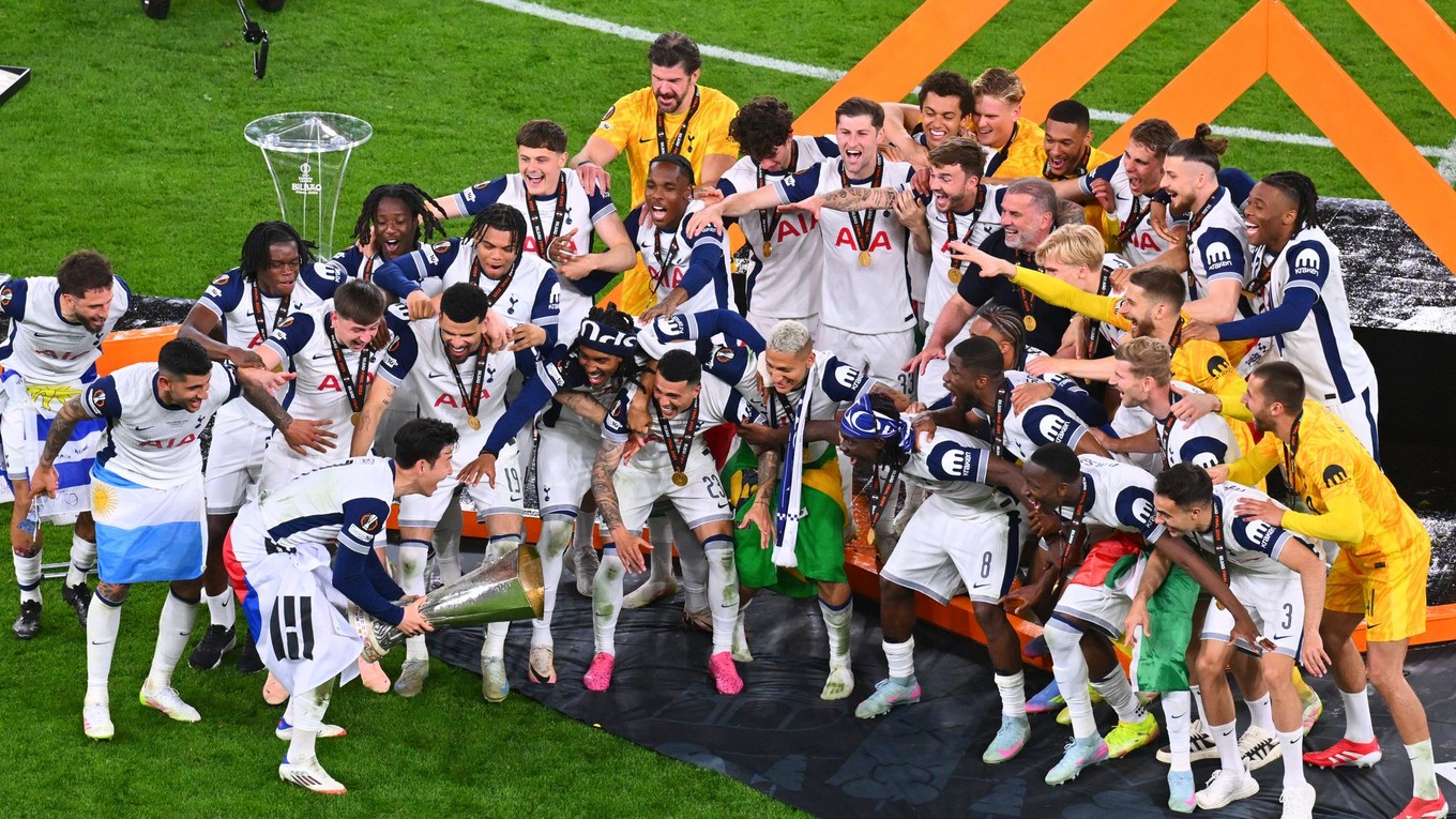 Futbalisti Tottenhamu oslavujú zisk trofeje v Európskej lige.