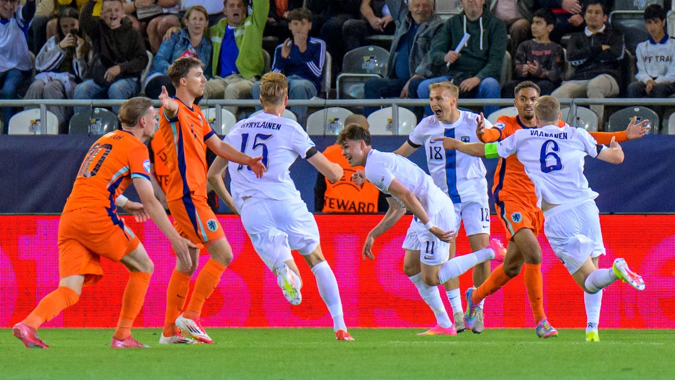 Fínski futbalisti sa tešia po strelenom góle v zápase Fínsko - Holandsko v skupine D na EURO U21 2025.