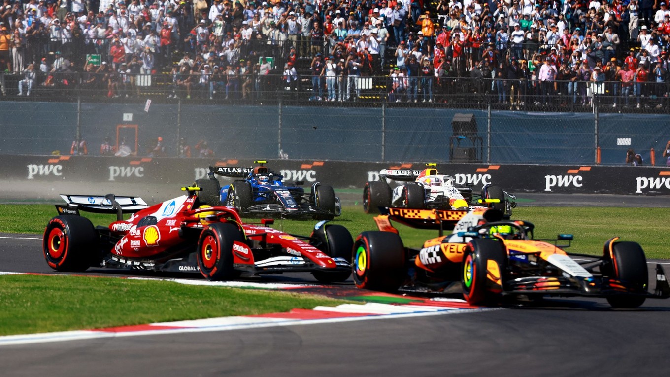 Lando Norris (vpredu)  a Lewis Hamilton počas štartu Veľkej ceny Mexika 2025. 