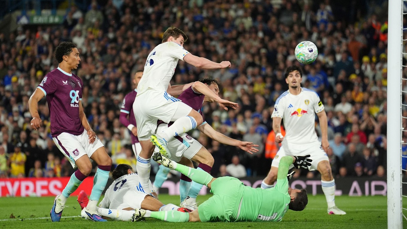 Hráč Leeds United Dominic Calvert-Lewin (druhý zľava) prekonáva Martina Dúbravku.