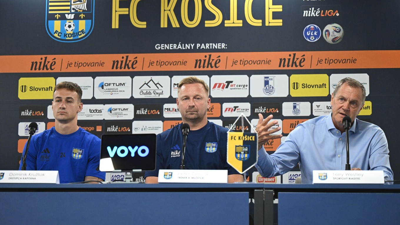 Na snímke sprava športový riaditeľ futbalového klubu FC Košice Terry Westley, tréner klubu Peter Černák a zástupca kapitána Dominik Kružliak.