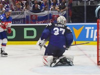 Libor Hudáček strieľa gól v zápase Slovensko - Francúzsko v skupine B na MS v hokeji 2024.