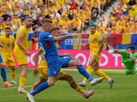 Juraj Kucka sa snaží zakončiť po centri Lukáša Haraslína v zápase Slovensko - Rumunsko na EURO 2024.