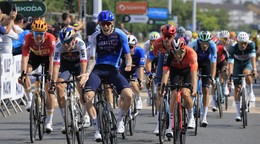 Jake Stewart z Israel - Premier Tech sa teší po víťazstve v 5. etape na Critérium du Dauphiné 2025.